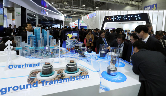 6일 오전 광주 서구 치평동 김대중컨벤션센터에서 개막한 '2019 빛가람 국제 전력기술 엑스포'(BIXPO 2019)를 찾은 관람객이 전시물을 살펴보고 있다. 연합뉴스